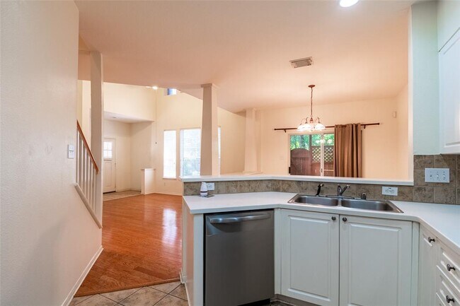 Building Photo - 16 Scarlet Woods Ct