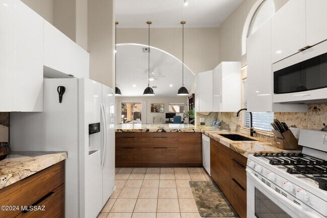 Building Photo - Oro Valley Stunner