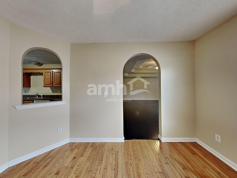 Building Photo - 2122 Creek Trail Dr