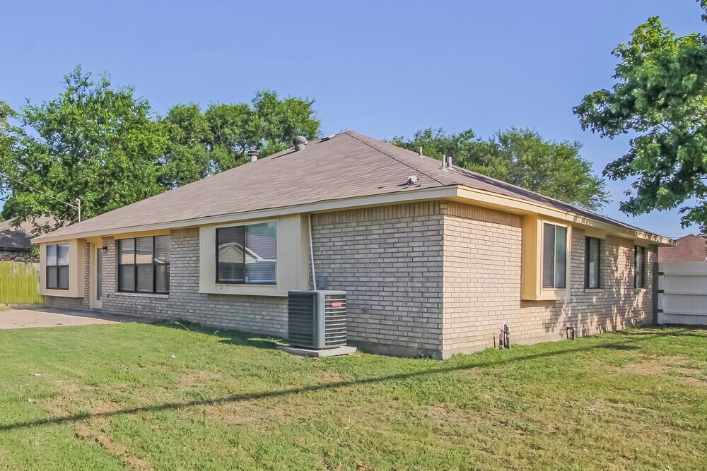 Building Photo - 821 Clement Dr