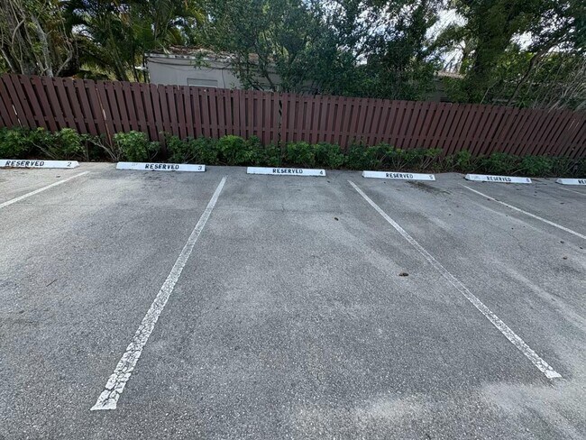 Building Photo - 609 NE 13th Ave