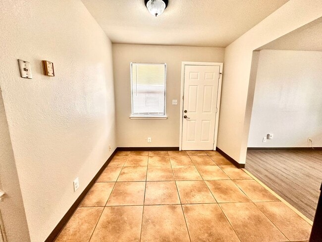 Building Photo - Cute 2-Bed Home with Hardwood Floors and G...