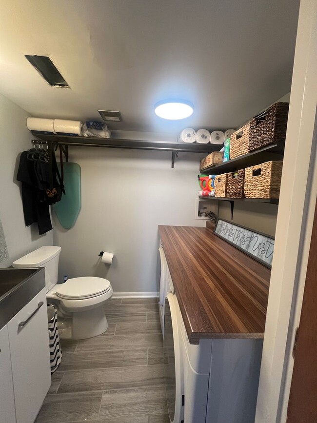 Building Photo - 3 bedroom Condo - Includes resident only c...