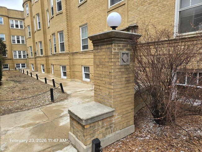 Building Photo - 4538 N Wolcott Ave