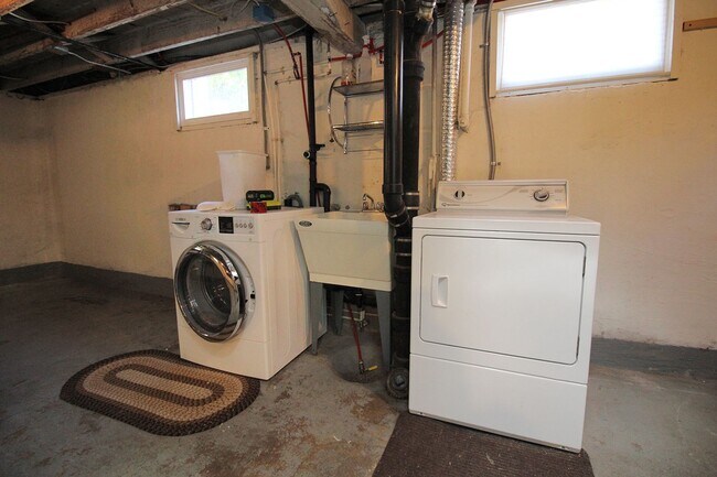 Building Photo - 6435 NE Cleveland Ave