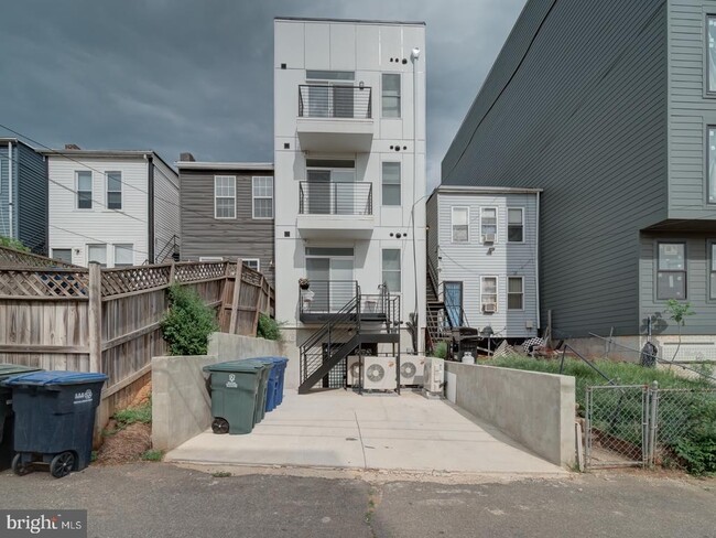 Building Photo - 1004 18th St NE