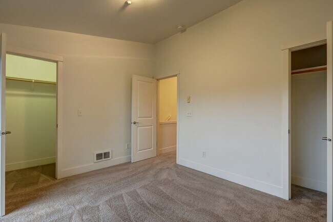 Building Photo - Elegant 2 Bedroom/1 Bath Town Home in Perf...