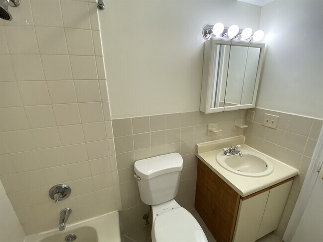 Building Photo - 383 Huse Rd