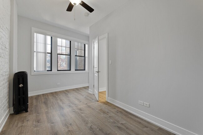 Building Photo - 7626 N Eastlake Terrace