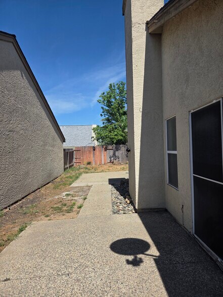 Sideyard - 9131 Colonsay Way