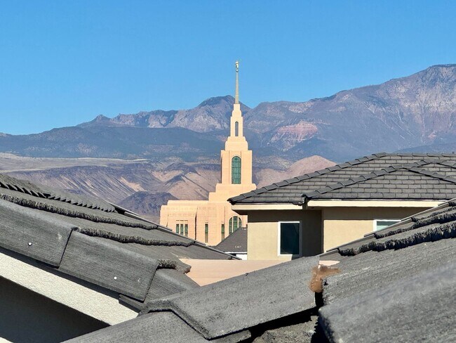 Building Photo - Beautiful Modern 5 Bedroom Furnished Home!!