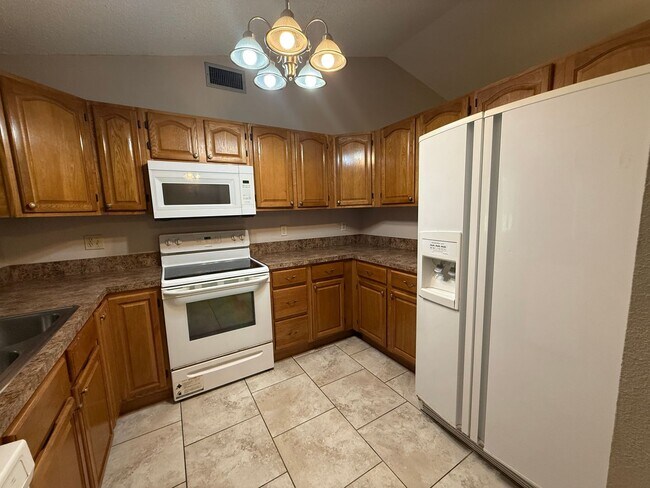 Building Photo - Spacious 2 Bedroom, 2 Bath, 2 car garage Home For Rent in New Port Richey!