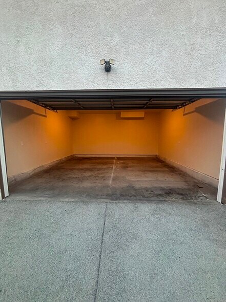 Building Photo - 422 E 101st St