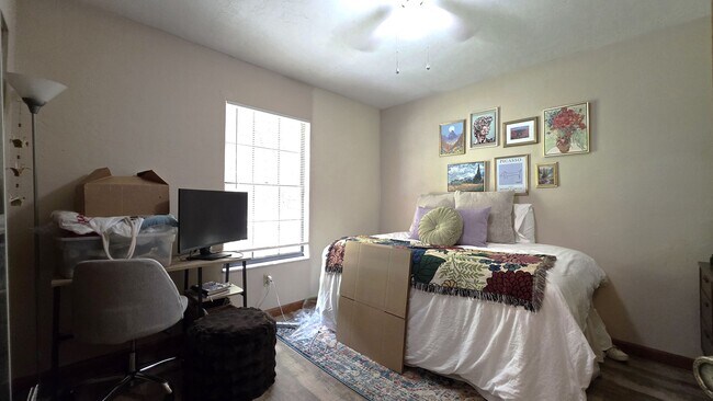 Building Photo - FOR FRENT Home near UF. 3 Bed, 2 bath, 2 c...