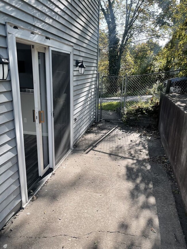 Building Photo - 2 Bedroom 1 bath w/laundry and yard