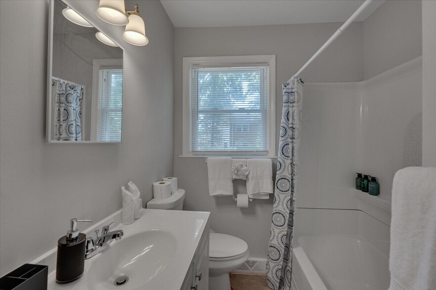 Building Photo - 804 Urban Ave