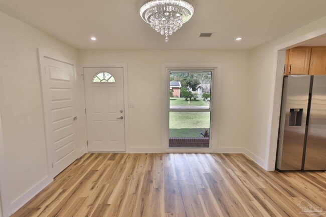 Building Photo - 3795 Summer Dr