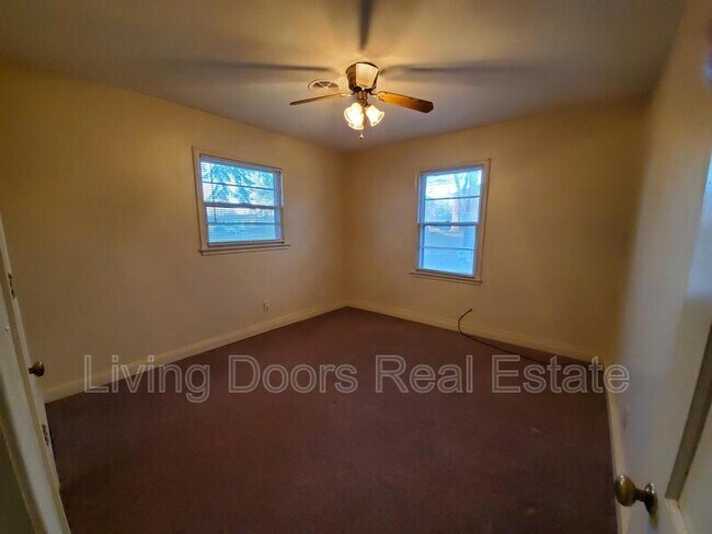 Building Photo - 323 S 47th St
