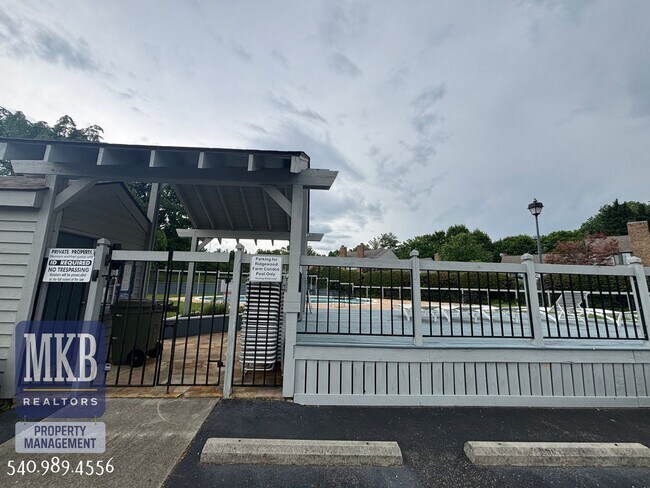 Building Photo - 2527 Gatehouse Ln
