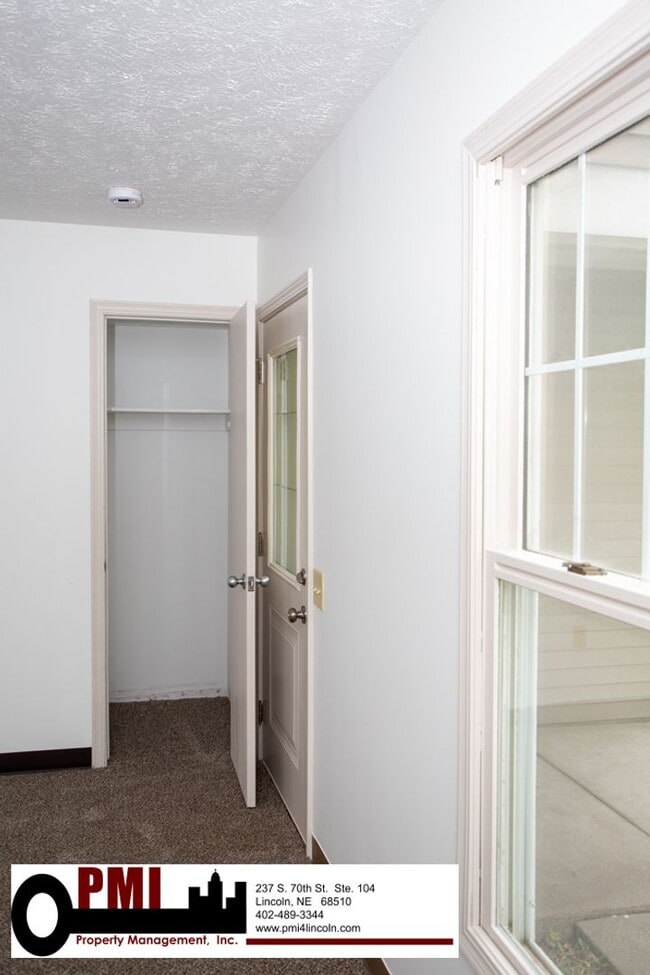 Building Photo - 2 Bedroom and 1 Bathroom Duplex Available ...