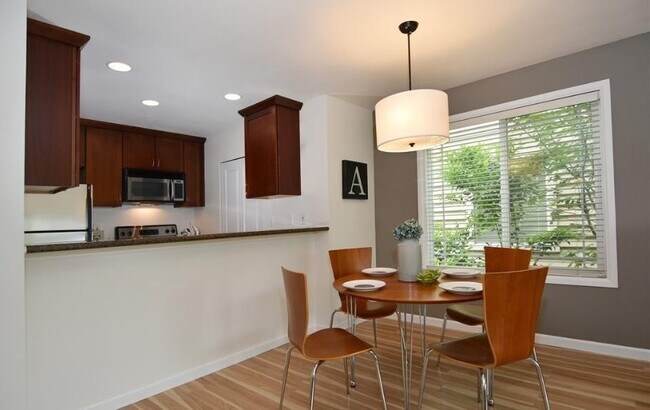 Building Photo - Bright & Stylish 2BD Condo in Prime Ballar...