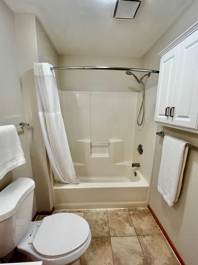 Building Photo - Lovely Furnished Condo Close to Kingston F...