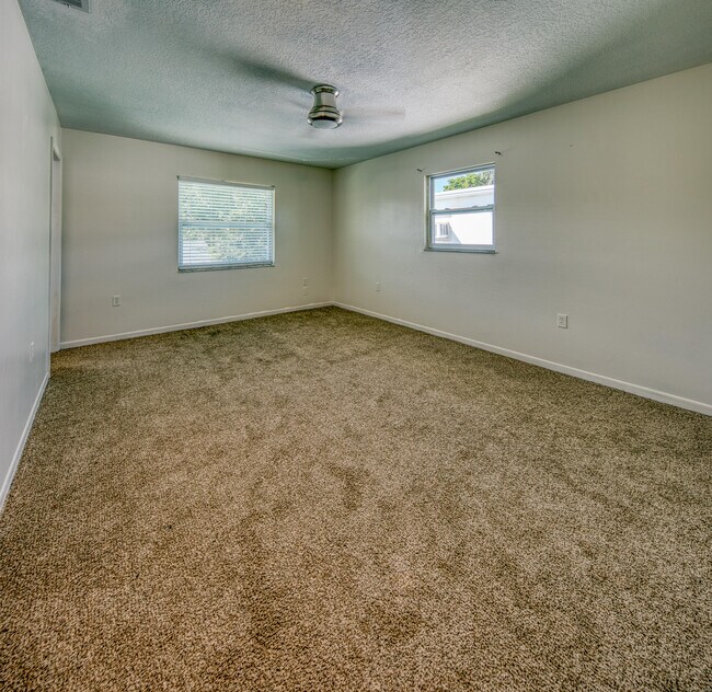 Building Photo - 111 N Lakeside Dr