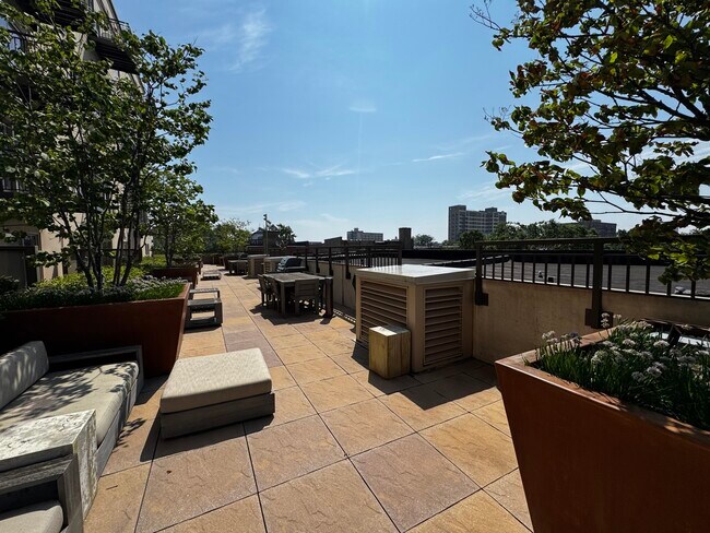 Building Photo - 1323 W Morse Ave