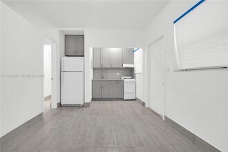 Building Photo - 13390 NE 6th Ave