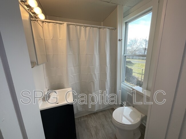 Building Photo - 124 Ann St