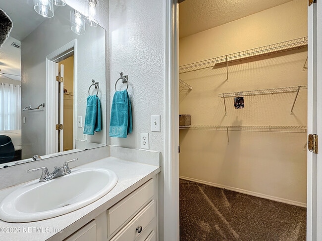 Building Photo - 13810 Sutton Park Dr N