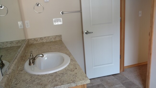 Building Photo - Very well maintained home in Poulsbo.