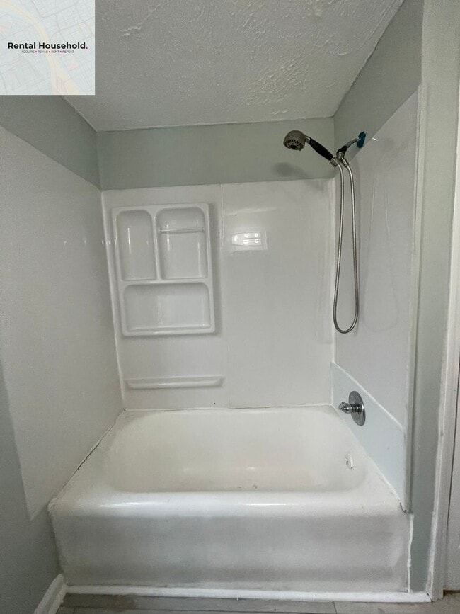 Building Photo - Spacious 3 Bedroom Home with Fenced Yard-Only $1200 a month