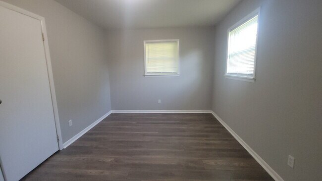 Building Photo - " 2-Bedroom Retreat in Huntsville – Cozy 803 Sq Ft Haven on Foster Ave!"