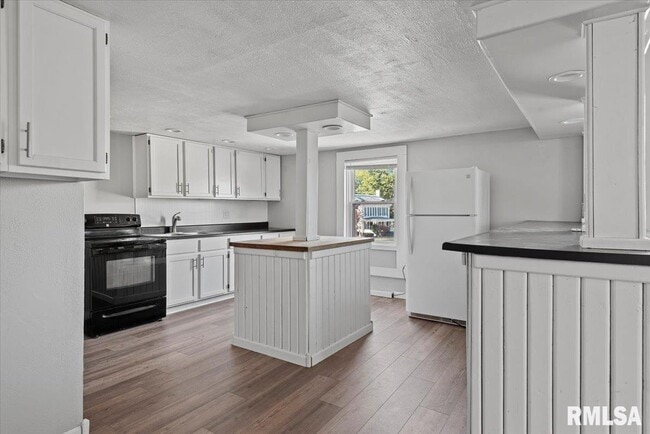 Building Photo - 201 E Main St