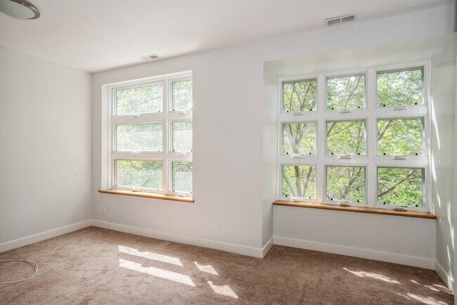 Building Photo - 7205 N Oakley Ave