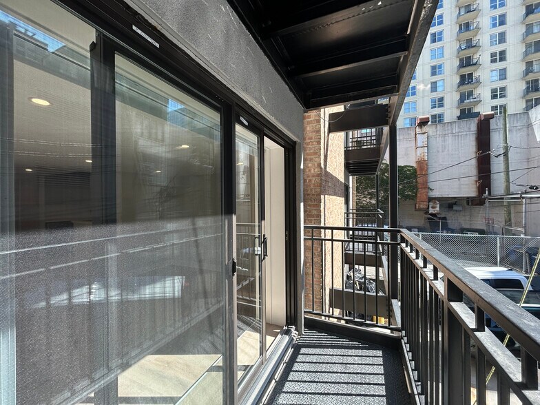 Building Photo - 1214 N La Salle Dr