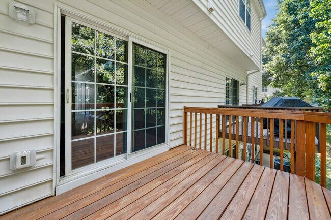 Building Photo - Spacious Townhome with Finished Basement -...