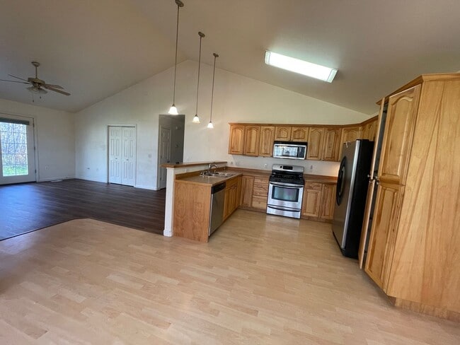 Building Photo - Ranch style 3bedroom/2 bathroom with an Oversized two car garage +giant carport!  Large private l...