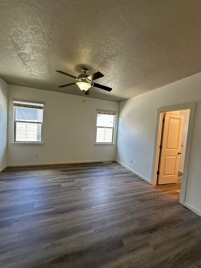 Building Photo - 3 Bedroom 2 Bath Home, New Paint, New LVP ...