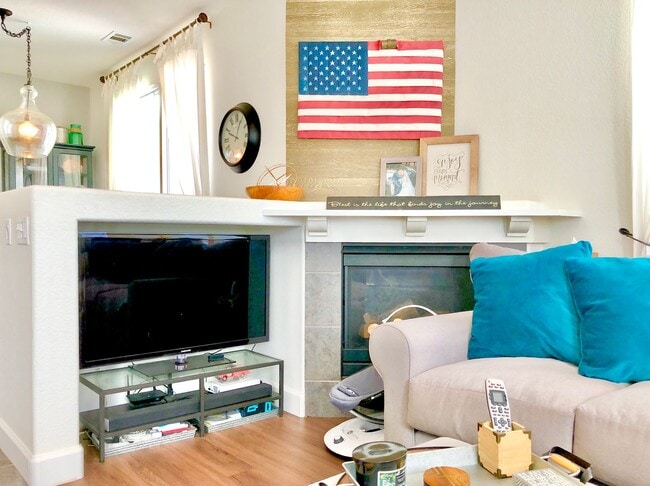 Building Photo - Beautifully Upgraded & Appointed End Condo...