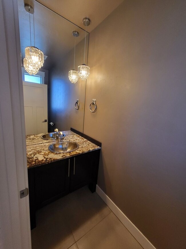 Building Photo - 4581 SW Zenith Point Ct