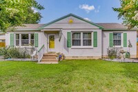 Building Photo - Adorable Navy Point Cottage!