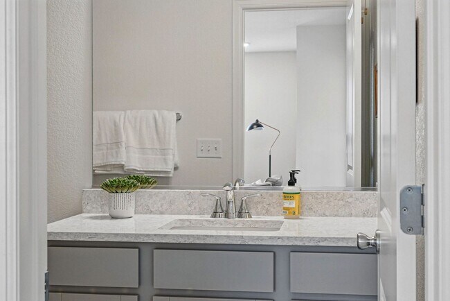 Building Photo - Spacious 3BR/3BA Townhome-Available NOW!