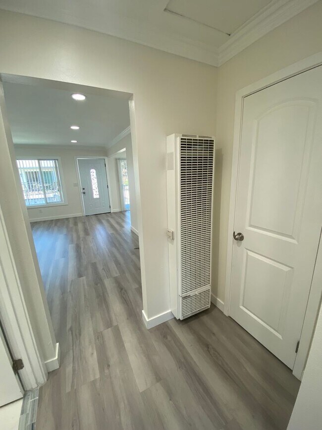 Building Photo - Newly Remodeled 2 Bedroom Fountain Valley ...