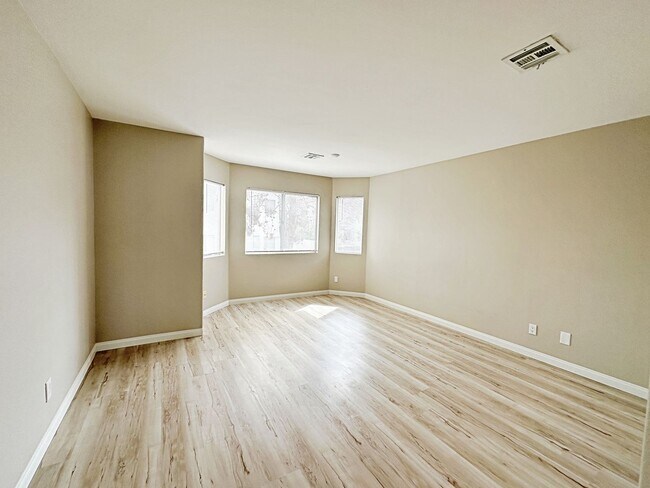Building Photo - REMODELED 3 BEDROOM HOME IN SOUTH SHORES