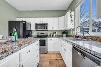 Building Photo - Large 4 Bedroom 3 Bathroom home!