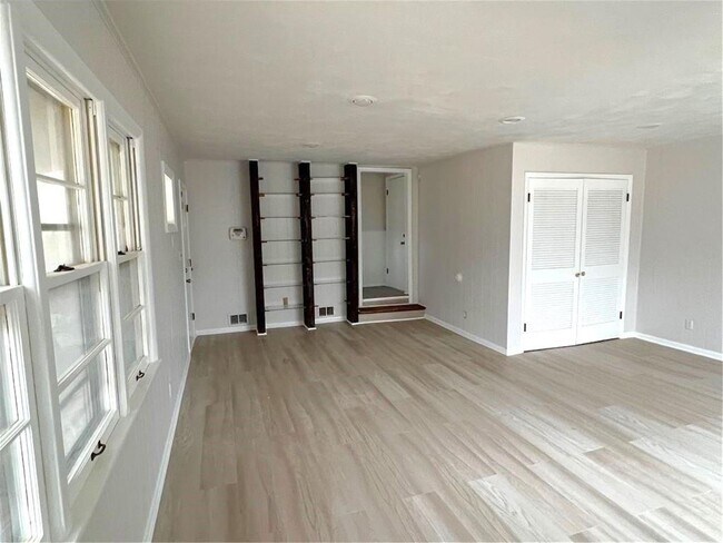 Building Photo - 800-802 E 75th Terrace