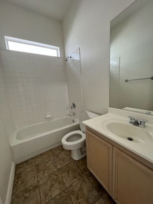 Building Photo - 4 Bedroom Located in Lamplight!