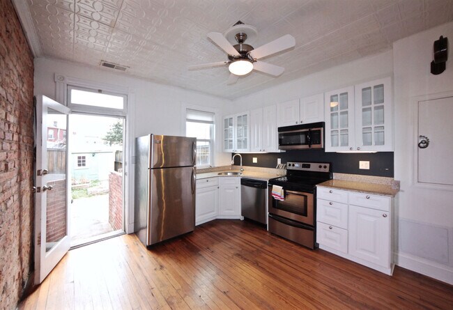 Building Photo - Beautiful 2 BR Townhouse in Atlas District
